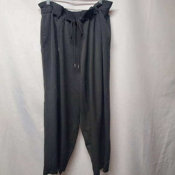 Eloquii Paperbag Cropped Drawstring Black Pants - Picture 5 of 10